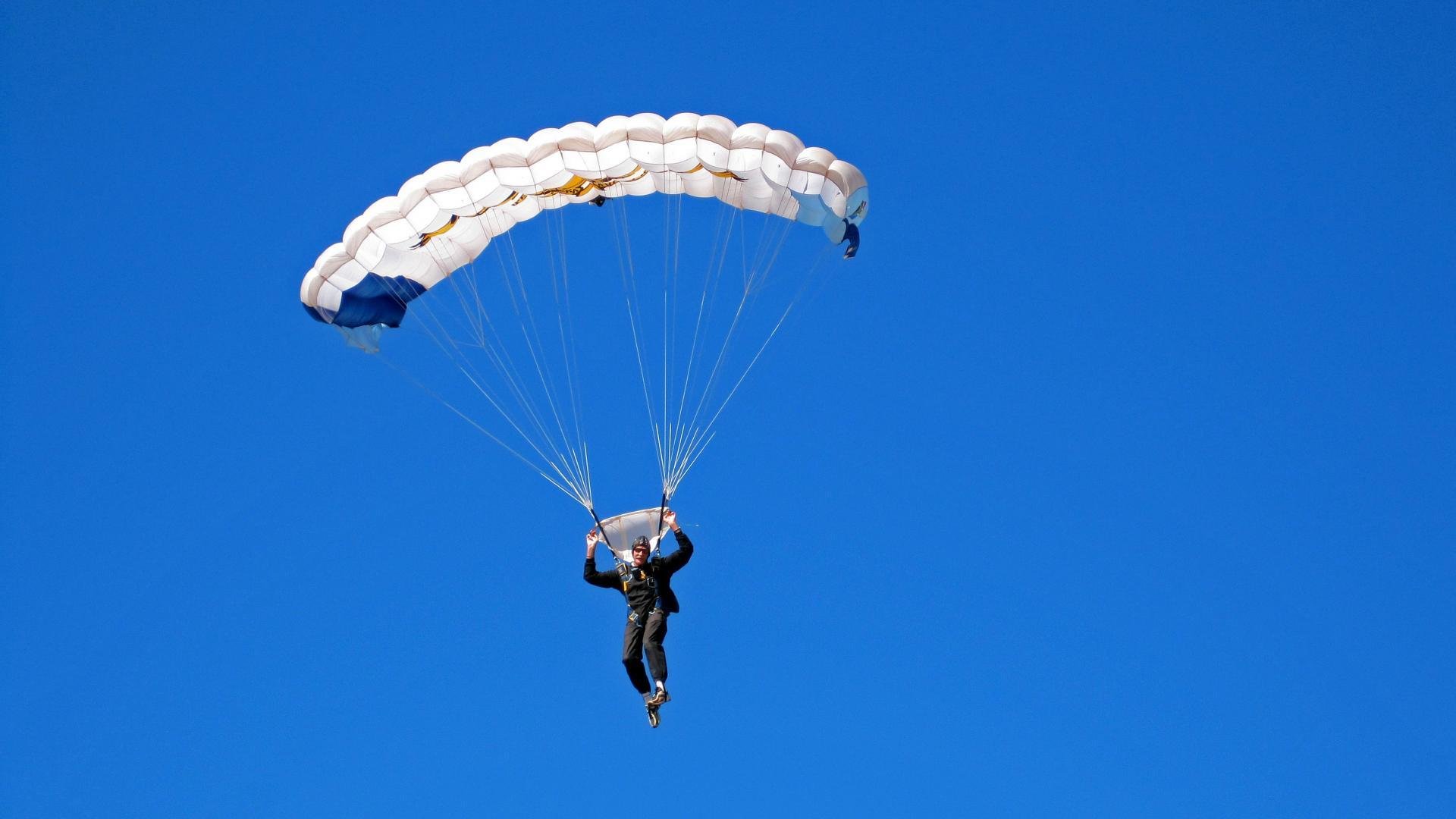 赛道上的逆袭，塞恩斯扛起全队，迈凯伦绝杀梅赛德斯